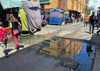 Buhoneros de Cumaná exigen mantenimiento al sistema de aguas servidas