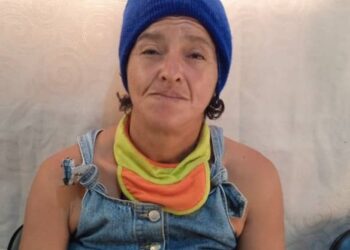 Una mujer con problemas de memoria no sabe cómo contactar a sus familiares