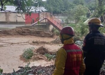 Lluvias causaron caída de una pasarela y diversas afectaciones en el municipio Bermúdez