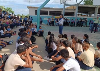 Dictan charlas formativas sobre prevención de retos virales en planteles de Anaco