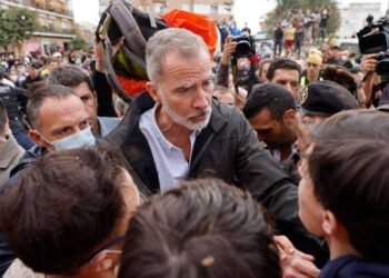 El rey de España dice que "hay que entender el enfado" en ciudades afectadas por temporal