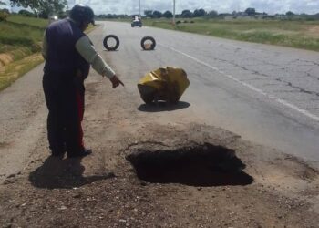 Con cauchos advierten que hay un enorme hueco en la troncal 16