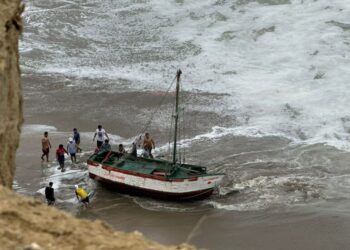 Un fuerte oleaje en el norte de Perú arrastra decenas de barcos y causa inundaciones