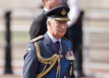 El rey Carlos III continuará su tratamiento contra el cáncer en 2025, según Sky News