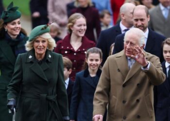 Reyes Carlos III y Camila y los príncipes de Gales asisten a misa por Navidad