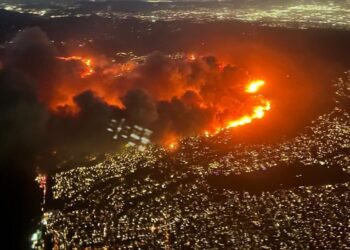 Biden se coordina con el equipo de Trump para responder a los incendios en California