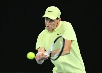 Abierto de Australia: Sinner accede a octavos en tres sets y espera a Rune o Kecmanovic