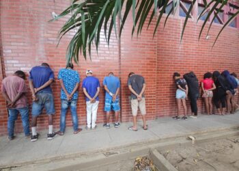 Arrestaron a 12 presuntos delincuentes y demolieron su guarida en Puerto La Cruz