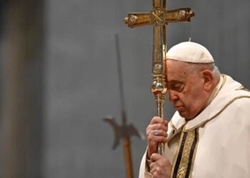 El Vaticano informó que el Papa Francisco aún necesita oxígeno