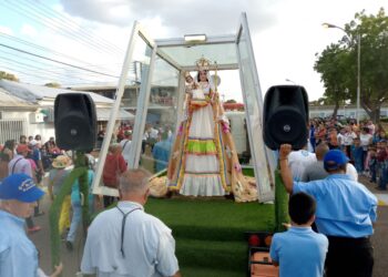 Colorido y alegría colmaron las calles de Cantaura en desfile institucional en honor a La Candelaria
