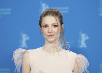 La actriz transexual Hunter Schafer recibe un pasaporte nuevo con género masculino