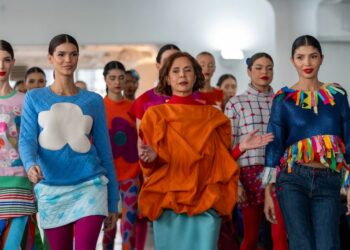 Ágatha Ruiz de la Prada presenta colección de moda hecha con piezas reutilizadas