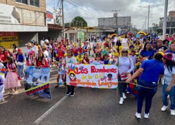 560 estudiantes desfilaron en comparsa escolar en El Tigre