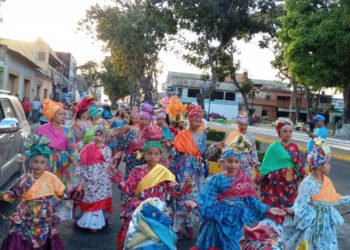 Madamas y mineros desfilaron en la comparsa del calipso de El Callao en Cantaura 