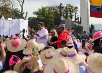 Maduro dice que desea retomar conversaciones con EEUU tras anulación de licencia Chevron