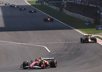 Lewis Hamilton se alza con la victoria en la carrera al sprint del GP de China