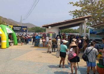 Reportan movilización de más de 2 mil personas en el embarcadero de La Baritina de Guanta