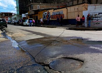 Voz Comunitaria | Boca de visita colapsada genera putrefacción entre las calles Colombia y San Félix de Carúpano