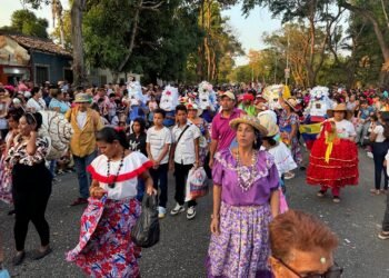 Artesanos cumaneses mostraros sus obras en las tradicionales comparsas