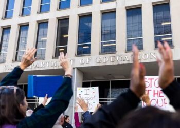 Gobierno de Trump, demandado por despedir a la mitad del Departamento de Educación