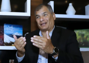 Correa insiste en un "fraude" en Ecuador y exige investigar triunfo "imposible" de Noboa