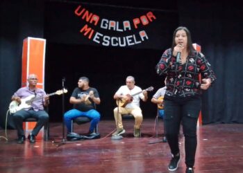 Escuela Santa Teresita realizó gala con exalumnos para recabar fondos para su aniversario