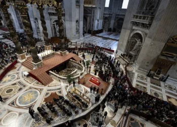 Unas 61.000 personas han pasado ya por la basílica de San Pedro para dar su último adiós al papa
