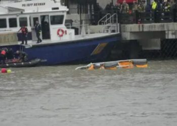 Alcalde: Cinco españoles muertos al caer helicóptero en río Hudson de Nueva York