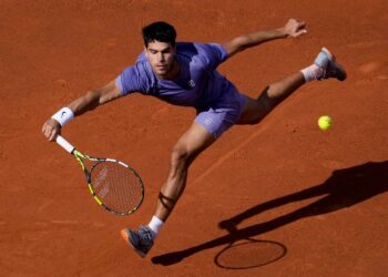 Alcaraz no da opciones a De Miñaur y ya espera rival en semifinales