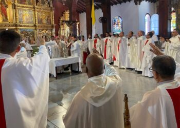 Cumaneses acompañaron con devoción a su clero en la Misa Crismal