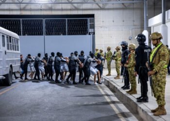 HRW denuncia "desaparición forzada" de venezolanos deportados a El Salvador