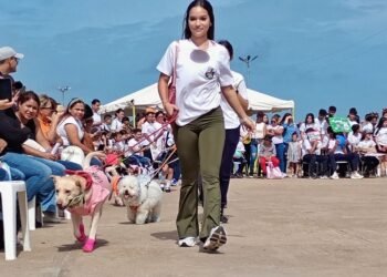 Estudiantes de la escuela San José desfilaron con sus animalitos en el “Mundo de Mascotas”