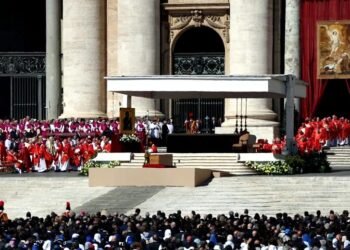 El entierro del papa Francisco se produjo ante el camarlengo y sus familiares