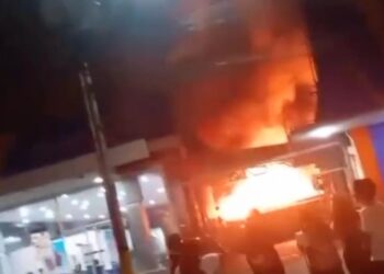 Bomberos controlaron incendio en la avenida Municipal de Puerto La Cruz