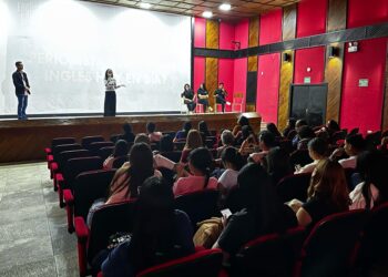 Estudiantes y profesionales de la comunicación recibieron charla de inglés gratuita