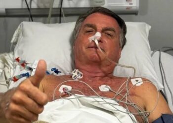 Bolsonaro sigue "estable" tras la operación del intestino, según los médicos