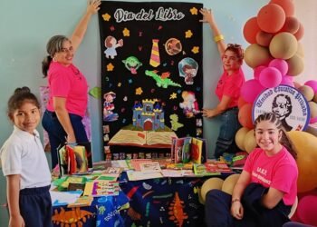 Feria de Libros Artesanales de la escuela República de Haití mostró la creatividad de los niños del Circuito 14
