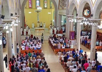 En la Misa Crismal de la Catedral Santa Rosa se renovaron votos sacerdotales y bendijeron los óleos