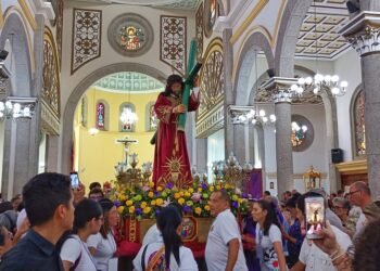 Fe y devoción congregaron a los carupaneros en la masiva procesión del Nazareno de Santa Rosa