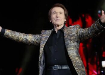 El cantante Raphael "está fenomenal" y su recuperación es "estupenda", según su esposa