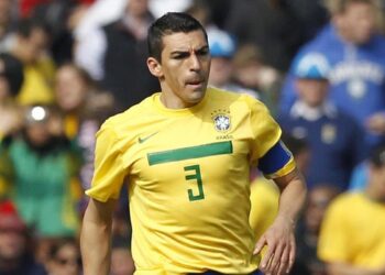 El campeón mundial brasileño Lúcio es tratado por quemaduras tras un accidente doméstico