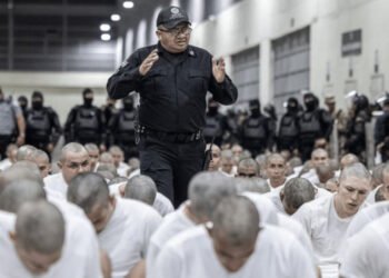 Familiares de presos en el Cecot critican que migrantes sean usados para "ataque político" contra Venezuela