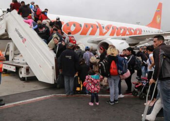 Gobierno venezolano prepara vuelos de repatriación desde Bolivia para migrantes en países cercanos