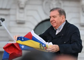 Edmundo González hospitalizado en Madrid por una bajada de tensión