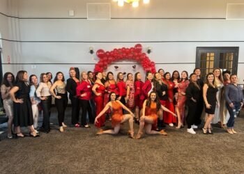 Angie Vicuña brilla en la Conferencia “Fuego en los Tacones"