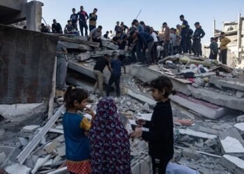 Al menos nueve muertos y 50 desaparecidos en un ataque israelí a una casa en el norte de Gaza