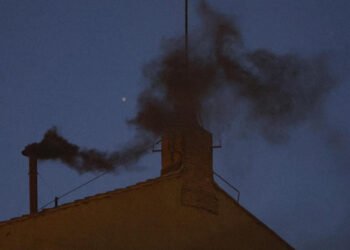 Fumata negra: No se ha elegido papa tras la tercera votación
