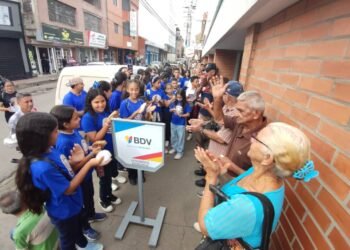 Estudiantes del Colegio Corazón de Jesús entregaron alimentos a pensionados carupaneros