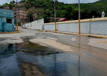 Voz comunitaria | Colector caído en la calle San Miguel provoca derrame de aguas servidas