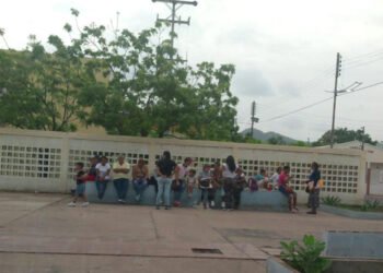 Vecinos de Parque Vidoño acudieron nuevamente al Ministerio de Vivienda para solicitar reubicación